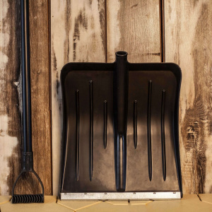 Лопата МЕТЕЛИЦА 430х490 черная с пластик. черенком d32 + ручка 20026 ПЛАСТИКО